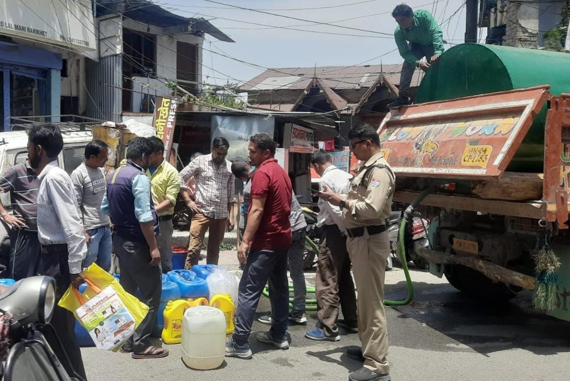 रानीखेत में टैंकरों से बांटा गया पानी