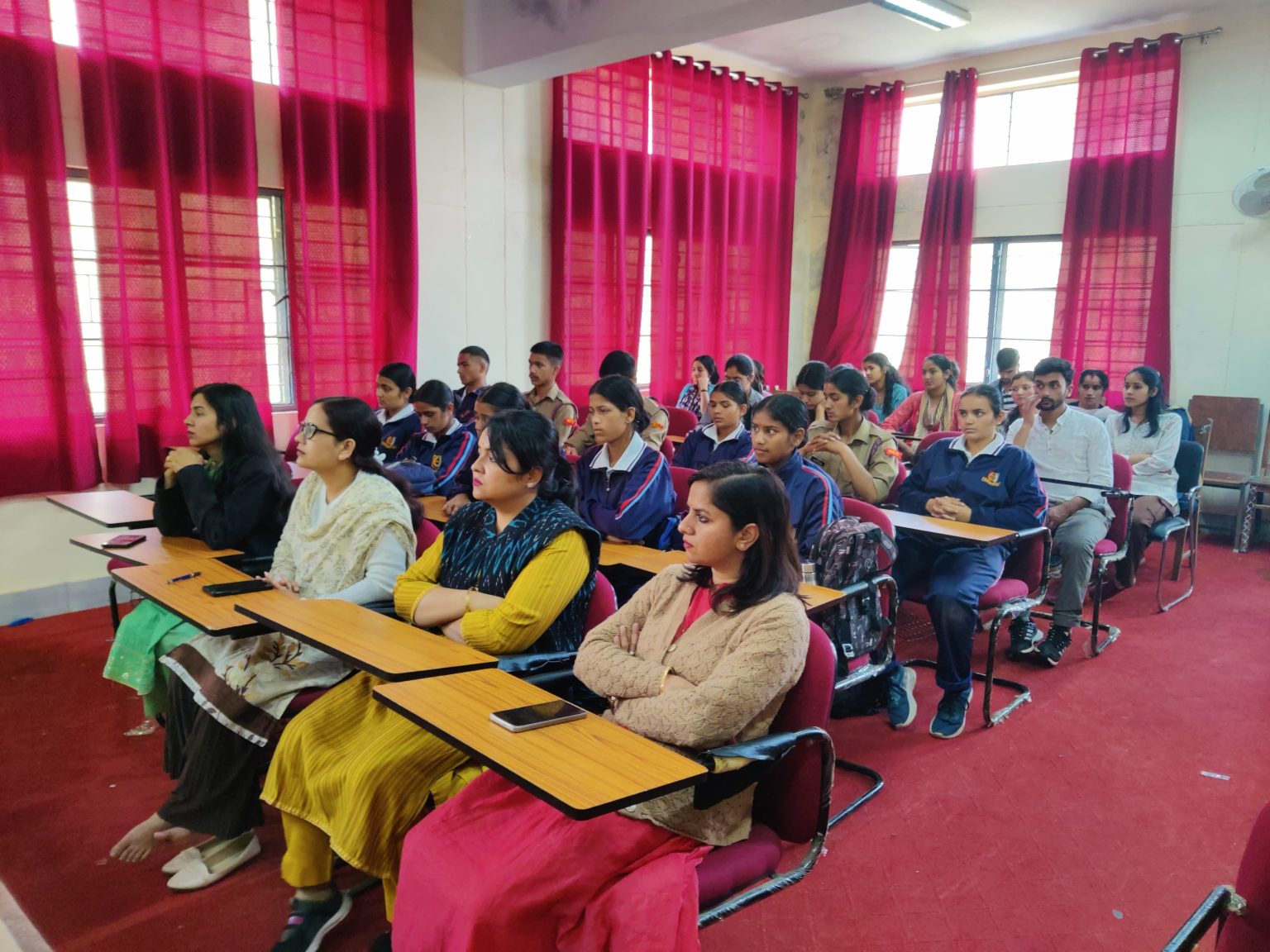 रानीखेत महाविद्यालय में रेड क्रॉस दिवस पर भाषण प्रतियोगिता